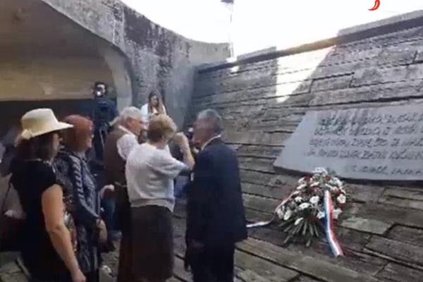 SCENA IZ JASENOVCA OBIŠLA REGION: Branka, ćerka logoraša, se sa ovom slikom pojavila i onda iznenadila sve onim što je uradila! (VIDEO)