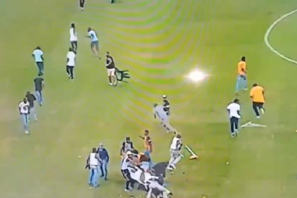 OPŠTI HAOS NA TERENU! Navijači udarali policajku svim i svačim, lekari joj se bore za život! (VIDEO)