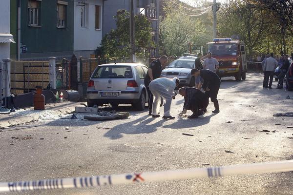 KRV NA SVE STRANE, A NIGDE PROSTRELNIH RANA! Pronađeno telo muškarca u dvorištu zgrade na Zvezdari