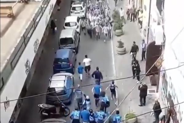 NAVIJAČI JUVEA I NAPOLIJA SE SUSRELI U USKOJ ULIČICI! Ovakva scena moguća je samo u Italiji! (VIDEO)