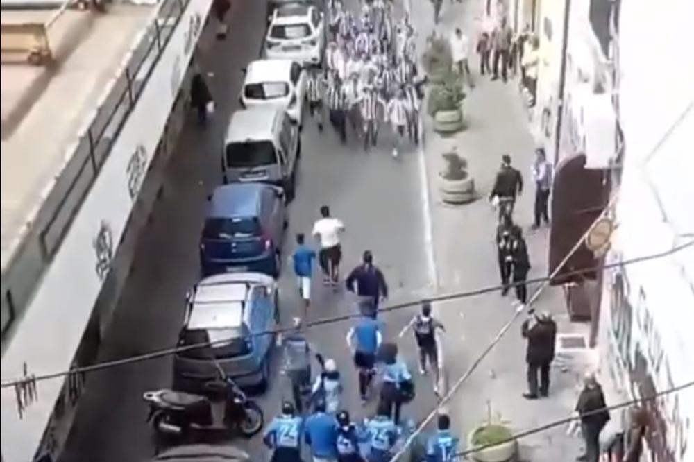 NAVIJAČI JUVEA I NAPOLIJA SE SUSRELI U USKOJ ULIČICI! Ovakva scena moguća je samo u Italiji! (VIDEO)