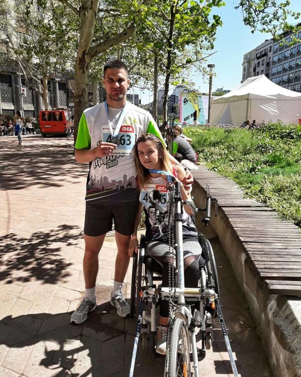 Milica Knežević sa dečkom na maratonu