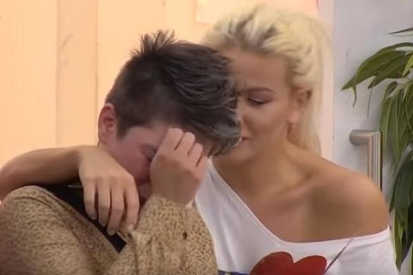 GUŠILA SE U SUZAMA: Čula je poruku iz spoljnog sveta O MAJCI I BRIZNULA U PLAČ (VIDEO)