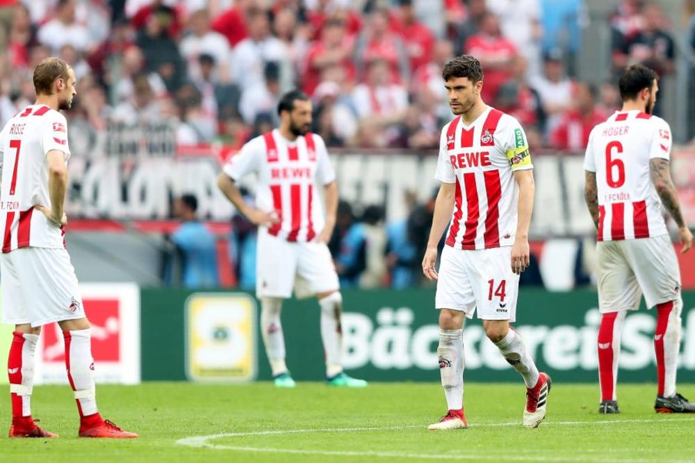 HEROJ MODERNOG FUDBALA: Odbijao velikane, terali ga navijači, tim verovatno ide u drugu ligu, a on potpisao novi ugovor! (FOTO) (VIDEO)