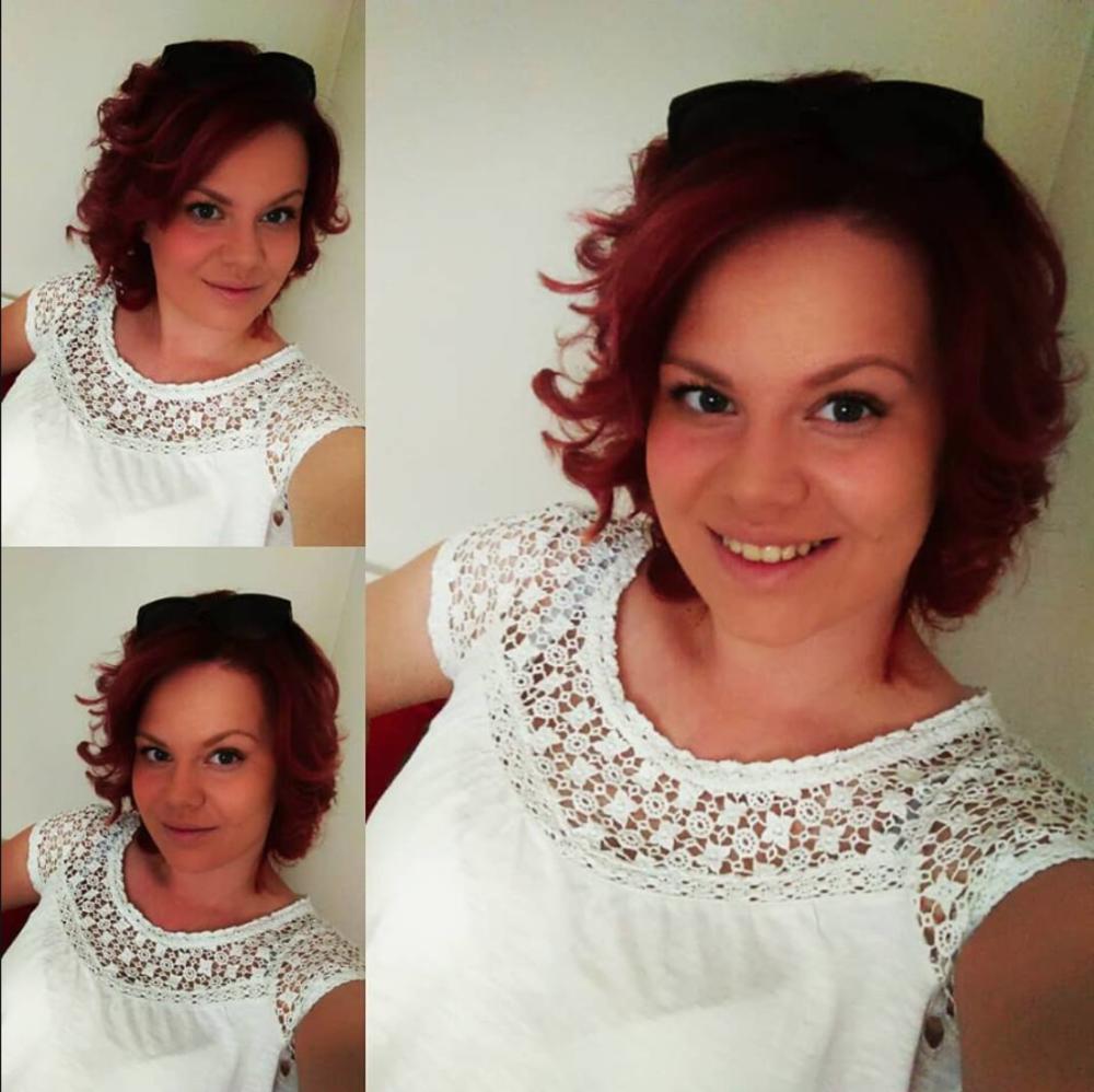 Na ovoj poslednjoj slici je nasmejana i u belom 