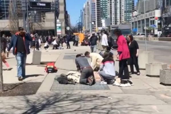 NESREĆA U TORONTU: Beli kombi uleteo među pešake!