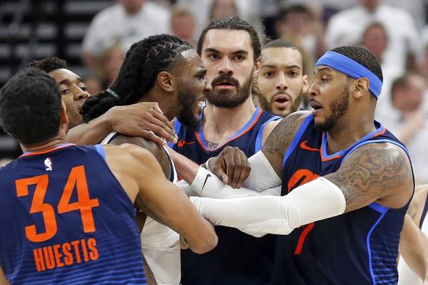 NA IVICI TUČE: Vestbruk mučki udario Kraudera u pleksus, Adams krenuo pesnicom na njegov grkljan! (VIDEO)