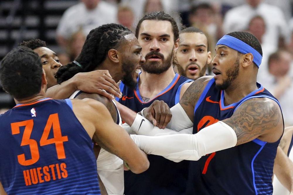 NA IVICI TUČE: Vestbruk mučki udario Kraudera u pleksus, Adams krenuo pesnicom na njegov grkljan! (VIDEO)