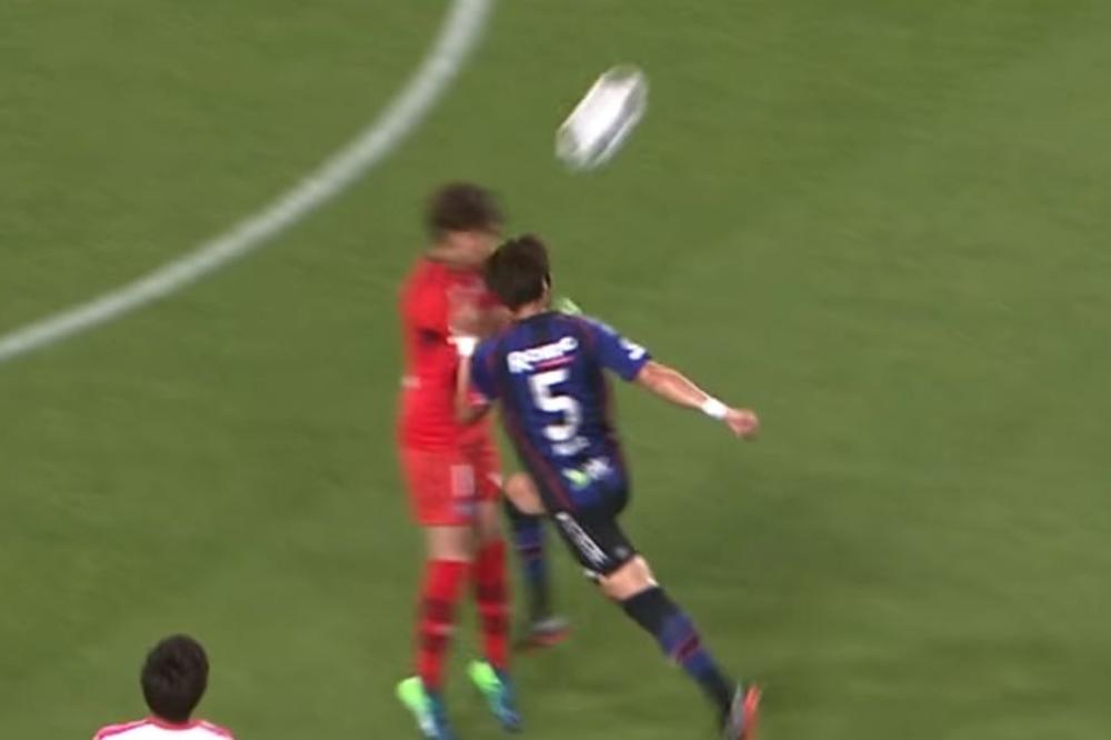 LICE MU SLOMLJENO I OSTAO BEZ ZUBA: Reprezentativcu posle jezivog sudara visi odlazak na Mundijal! (VIDEO)