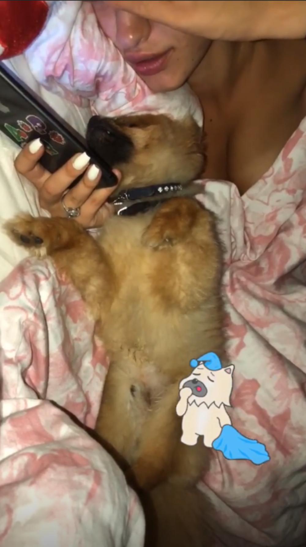 Ana Cakić golišava u krevetu