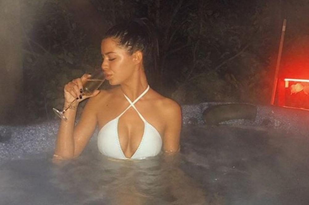 JU, JU, JU! ONA GOLA U KREVETU, A ON JE SNIMA: Ma cela Srbija, a i šire, mogu samo da ljubomorišu na bivšeg igrača Zvezde! (FOTO)