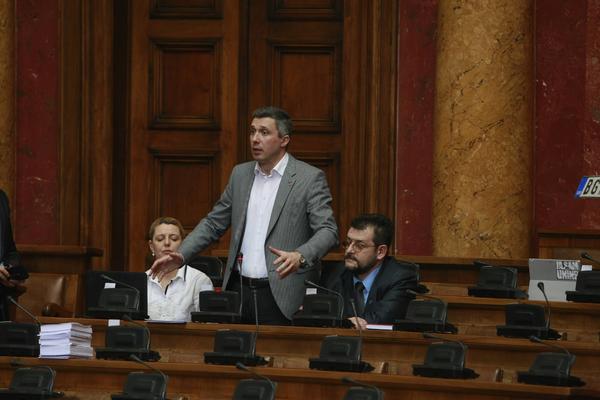 ŠTA SE DEŠAVA S 20.000 PORODICA S KREDITIMA U ŠVAJCARCIMA? Ovaj poslanik ima važno pitanje za državu