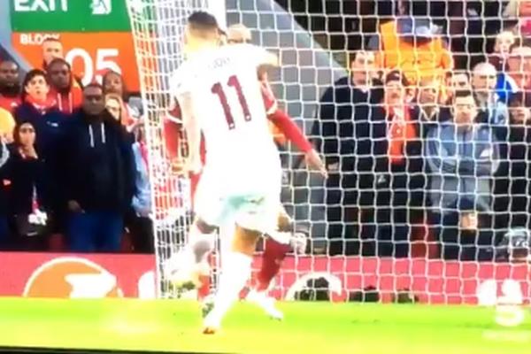 UMALO DA OTPADNE PREČKA! Još se trese Enfild zbog šuta Aleksandra Kolarova! (VIDEO)