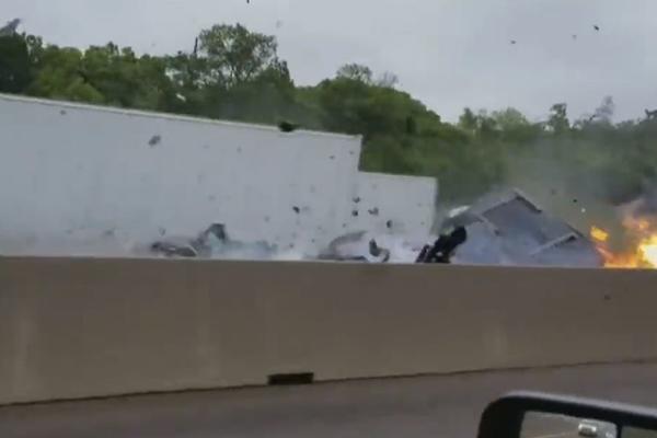 HAOS I TRAGEDIJA NA AUTO PUTU: Manijak je jurio u SUPROTNOM SMERU, a onda se desio PAKAO! (VIDEO)