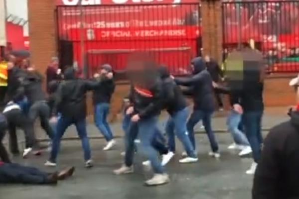 SVE SE VIDI NA SNIMKU! Romini huligani prebili čekićem navijača Liverpula, momak je u kritičnom stanju! (VIDEO)