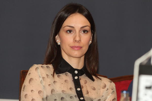 NAVIKLI SMO JE ZAKOPČANU DO GRLA: Sloboda Mićalović se obnažila i pokazala gole grudi! (FOTO)