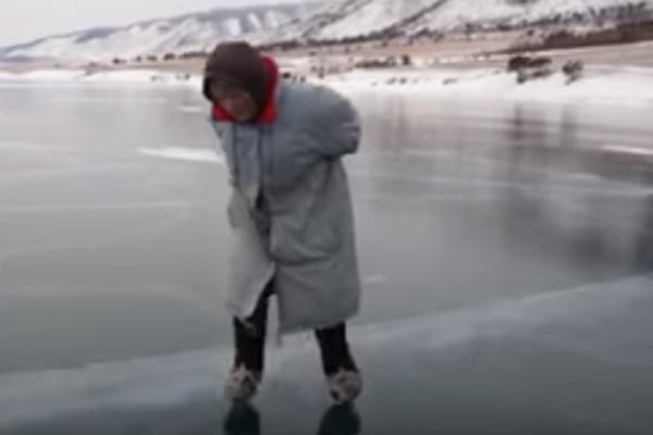 SUPERBAKA IZ SIBIRA: Živi potpuno sama, a sa 76 godina kliza bolje nego mnogo mlađi! (VIDEO)