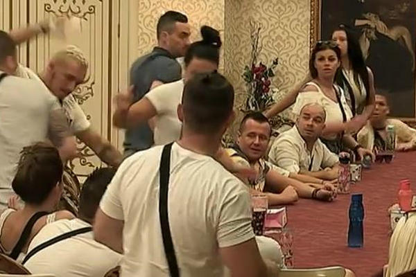SKANDAL U PAROVIMA: Gastoz NASRNUO na cimerku, pa uradio nešto NEZAMISLIVO GADNO (VIDEO)