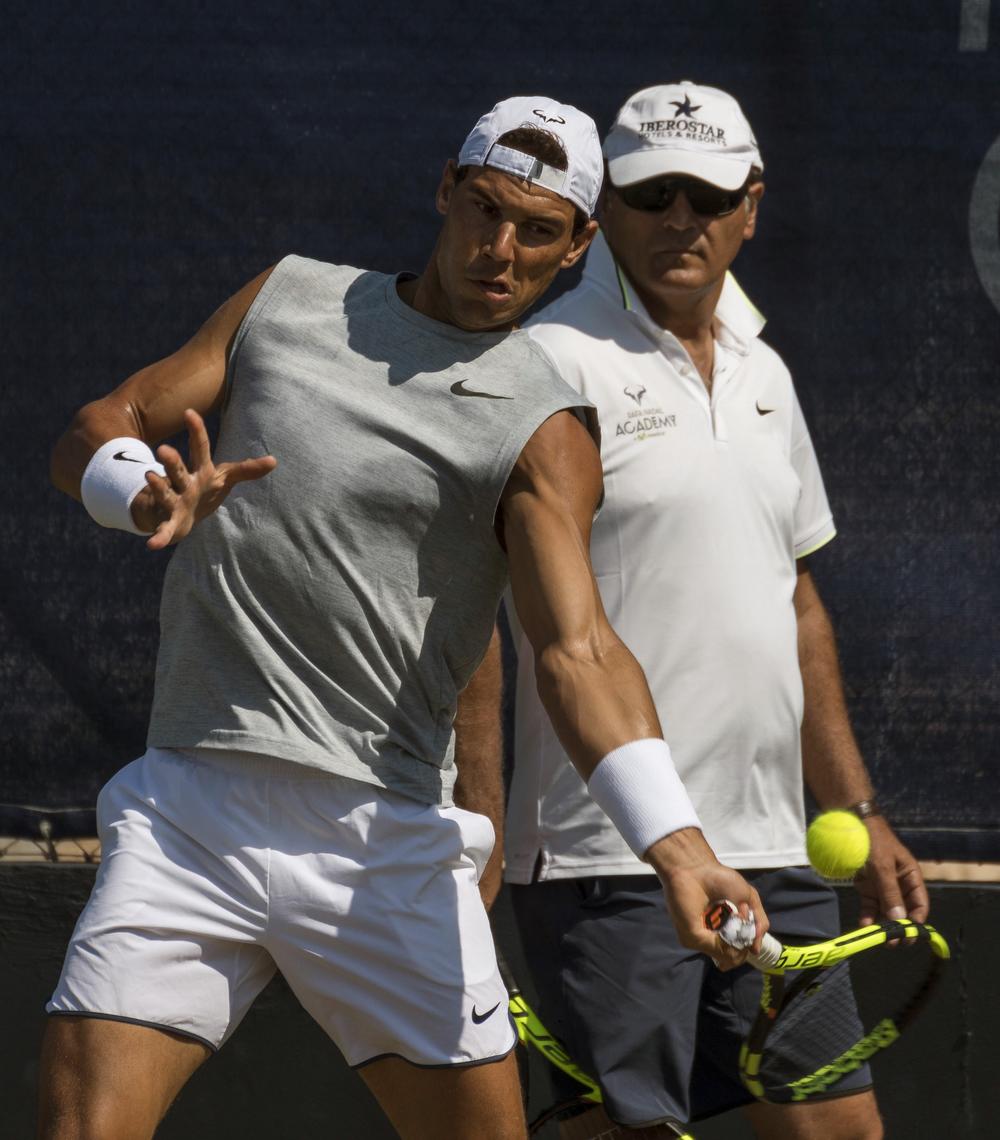 Toni Nadal posmatra Rafaela Nadala na treningu