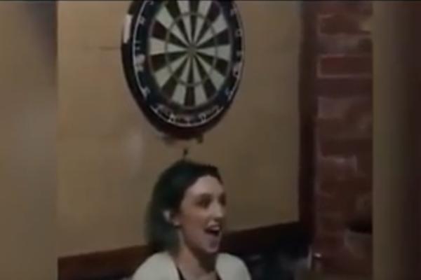 OVO JE BAŠ BOLELO: Izazivala ga da gađa tablu PIKADA dok ona stoji ispred nje, pa je GRDNO ZAŽALILA! (VIDEO)