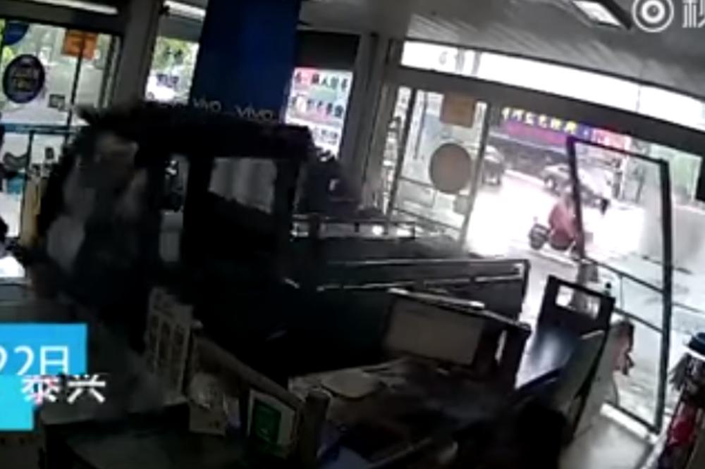 PAS SEO U ELEKTRIČNI TRICIKL: Onda je pritisnuo gas i napravio HAOS! (VIDEO)