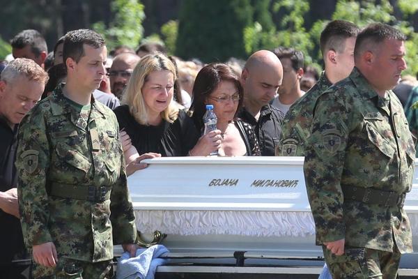 Mi u vojsci slabo praštamo greške, a tebi nemamo šta da oprostimo! BOJANIN KOLEGA GOVOROM NA NJENOJ SAHRANI OSTAVIO SVE BEZ REČI