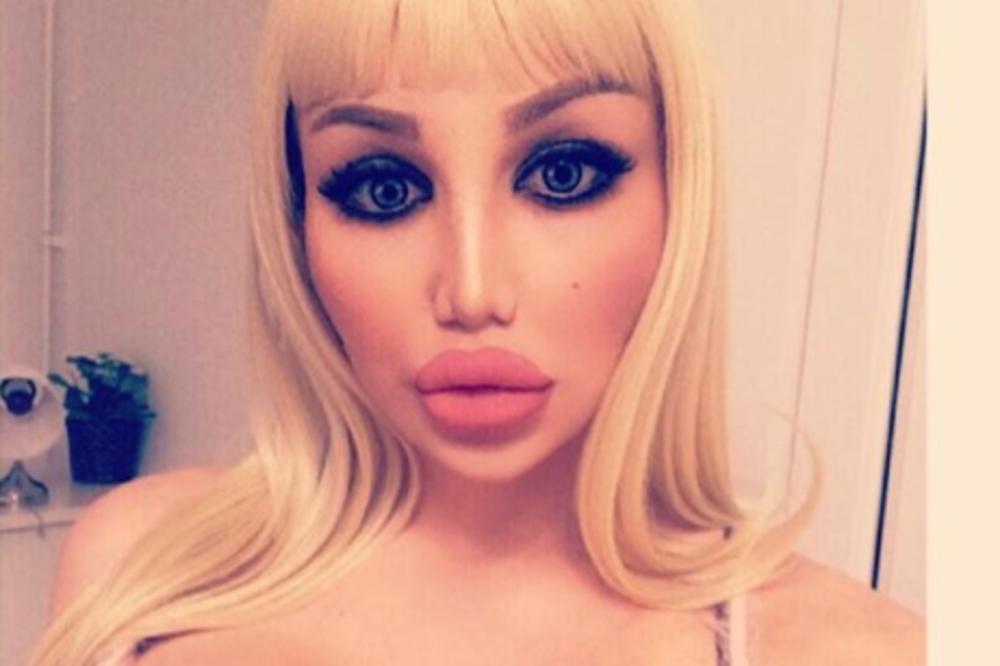 TRANSRODNA ŽENA POTROŠILA ČAK 110.000 FUNTI DA BI IZGLEDALA KAO ŽIVA LUTKA: Prvu operaciju imala samo 17 godina (FOTO)