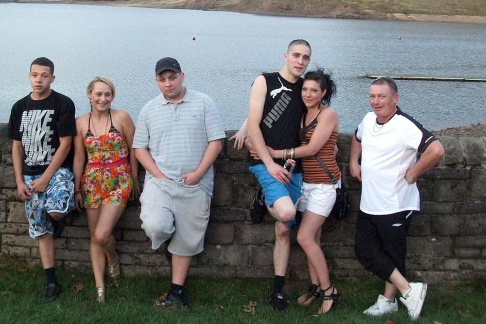 DA SE ZALEDIŠ: Na naizgled običnoj porodičnoj fotografiji nakon nekoliko godina otkrili su nešto ZASTRAŠUJUĆE (FOTO)