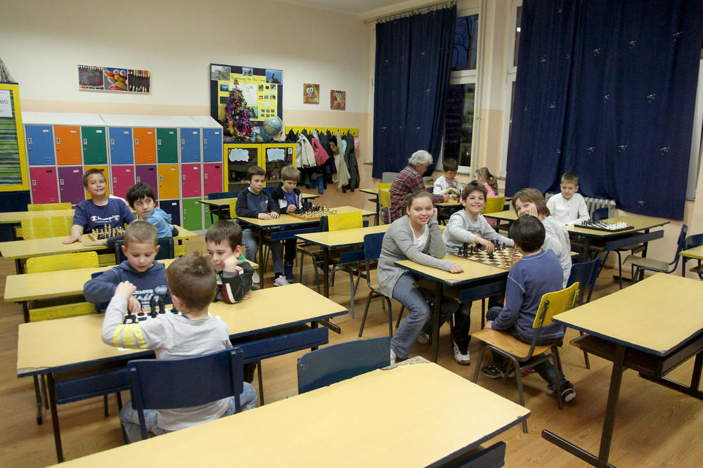 DRŽAVA SPREMILA OŠTRE KAZNE ZA RODITELJE: Oduzimaće im decu ako ne ispune ovu obavezu do 1. septembra!