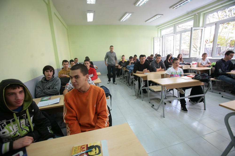 ĐACI OD DANAS U KLUPAMA: Škole same planiraju nadoknadu časova