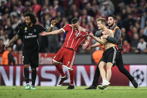 SKANDAL NA ALIJANC ARENI: Navijač fizički napao Riberija, drugi se slikali sa igračima Reala! (FOTO) (VIDEO)