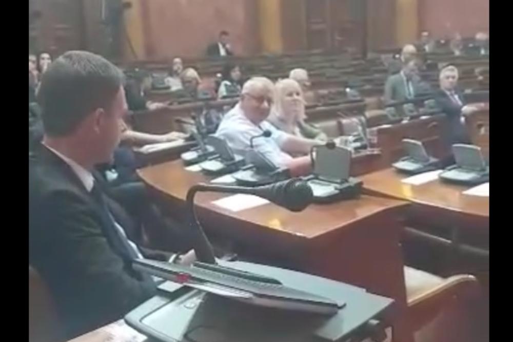 ŠEŠELJ JE POTPUNO POMAHNITAO U SKUPŠTINI! Najbrutalnije psovao poslanike, poslanicama dobacivao prostačke uvrede! Mi smo sve snimili (EKSKLUZIVNI VIDEO)