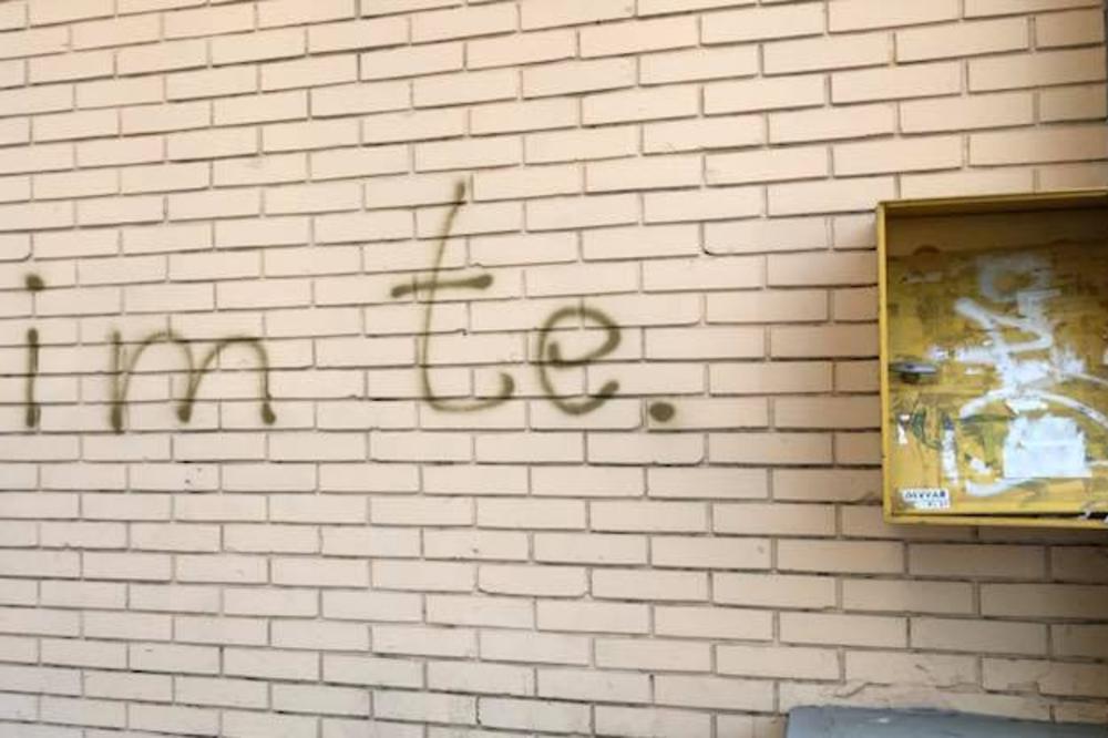 Ovaj grafit je mnogima slomio srce, a mnoge je i iznervirao: U koju grupu ljudi vi spadate? (FOTO)