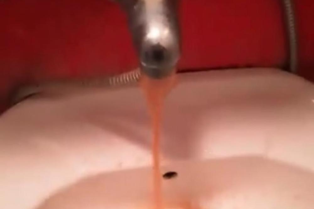 CRVENA VODA TEČE IZ ČESME U STUDENTSKOM DOMU U BEOGRADU! Otkrili smo šta se krije iza snimka koji je sve zgrozio (VIDEO)