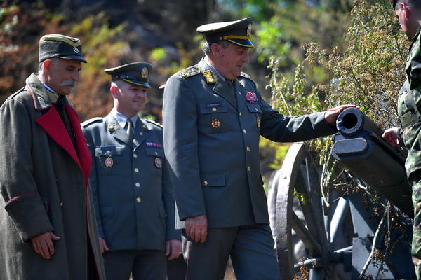 PRAVLJEN DA IZGLEDA SVETSKI: General Diković na snimanju filma o kralju Petru!