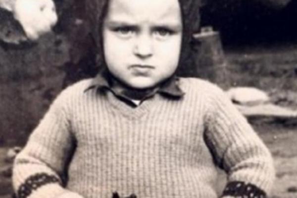 ZNATE LI KO JE OVAJ POLITIČAR? Danas je jedan od najvažnijih ljudi u Srbiji, a kao DETE igrao se sa VEOMA OPASNOM IGRAČKOM! (FOTO)