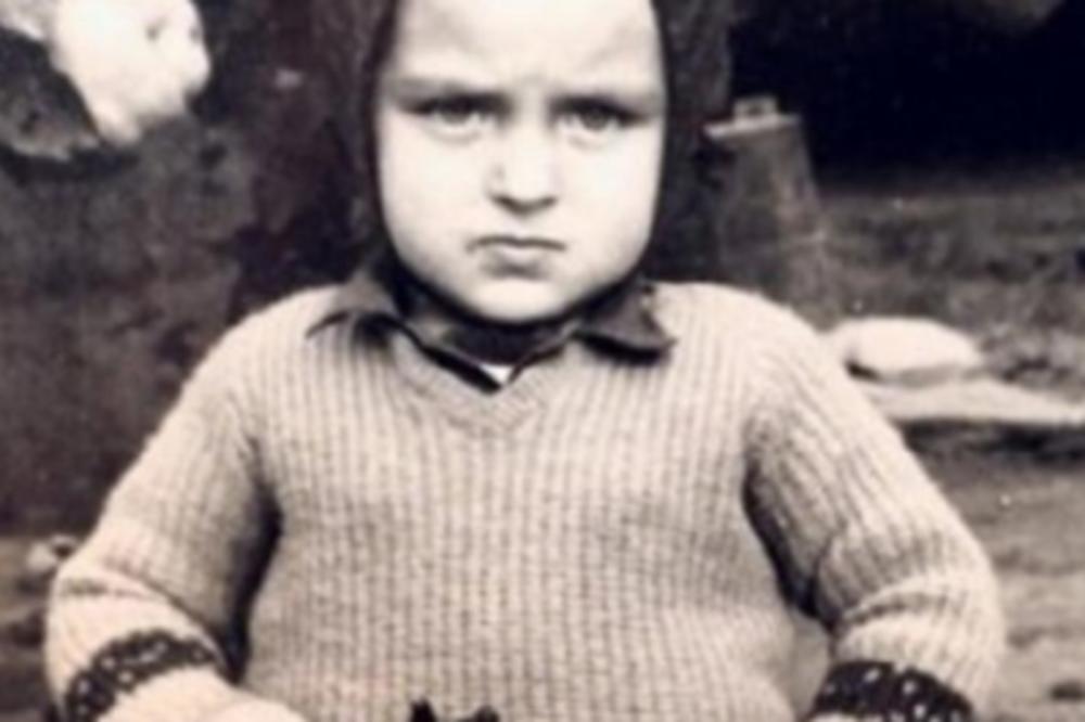 ZNATE LI KO JE OVAJ POLITIČAR? Danas je jedan od najvažnijih ljudi u Srbiji, a kao DETE igrao se sa VEOMA OPASNOM IGRAČKOM! (FOTO)