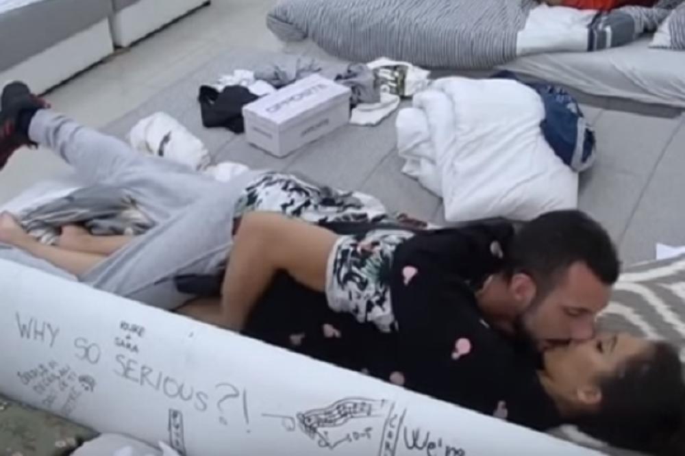 ZAR PRED OCEM?! Đekson i Andrijana se dohvatili NAJSTRASTVENIJE do sada naočigled Duška (VIDEO)