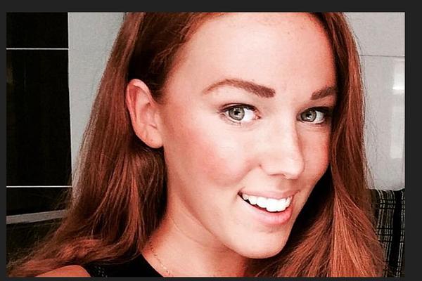 VOLIM TO DA RADIM NA ŠEFOVOM STOLU: Sekretarica MINISTRA radi kao eskort dama, on tvrdi da ništa nije znao! (FOTO)