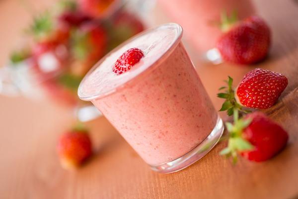 Ovaj napitak je stvarno ČAROBAN: Ubrzava metabolizam i smanjuje NADUTOST, a glavni sastojak su mu JAGODE!