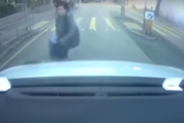 ZA OVU GLUMU NEĆE JE ZVATI U HOLIVUD: Zaletela se na auto kako bi dobila pare od osiguranja, ali nije bila baš uverljiva! (VIDEO)