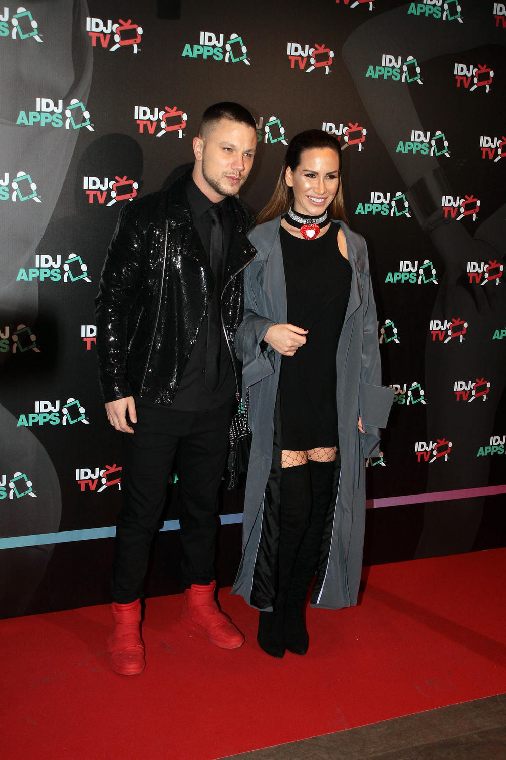 Nikolija je u skladnoj vezi sa pevačem Reljom Popovićem, sa kojim ima ćerku Reu  