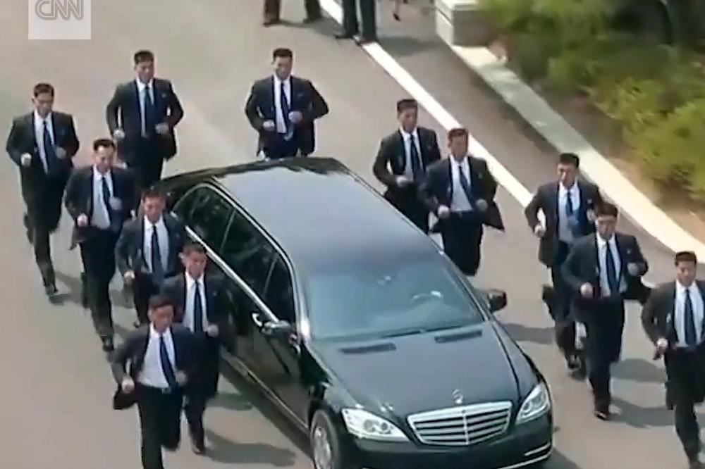 TELOHRANITELJI TRČKARAJU OKO LIMUZINE KIM DŽONG UNA: Video koji je nasmejao svet (VIDEO)