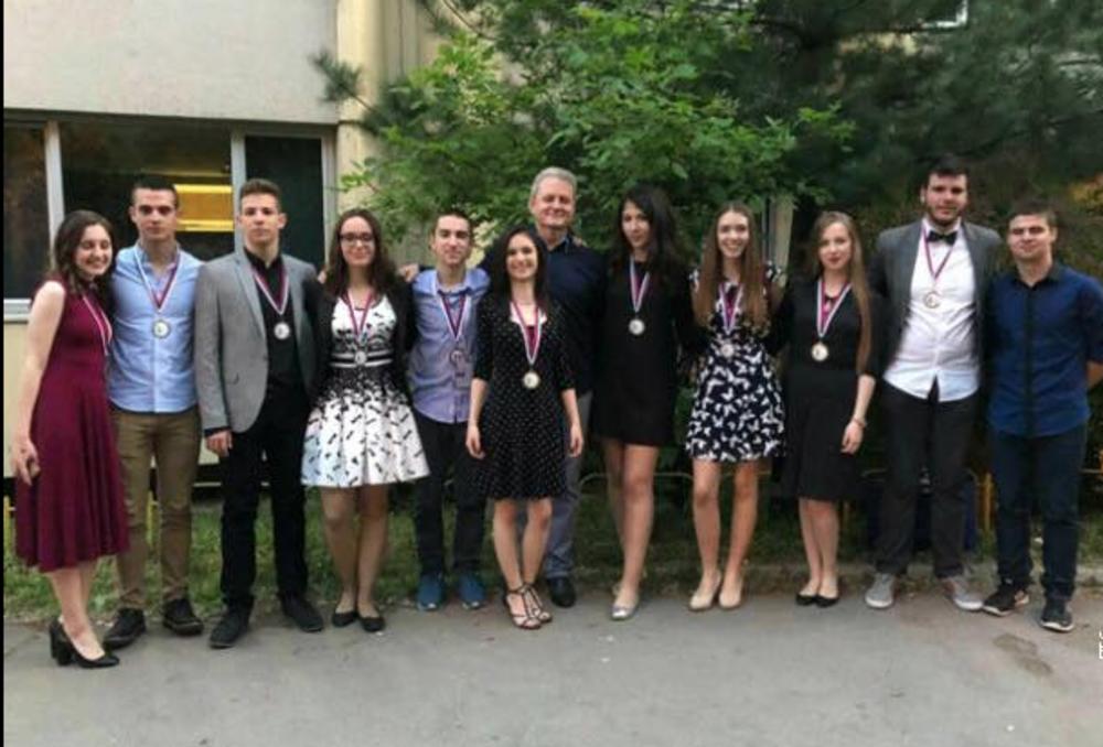 Ovo je ceo tim naših mladih naučnika 