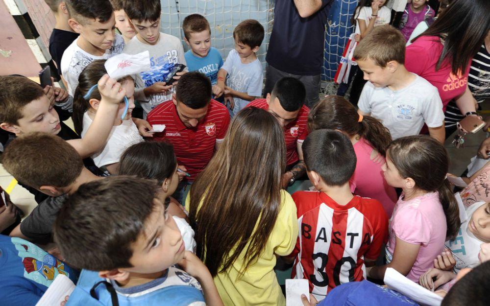 Marko Gobeljić i Nemanja Radonjić na druženju među školarcima