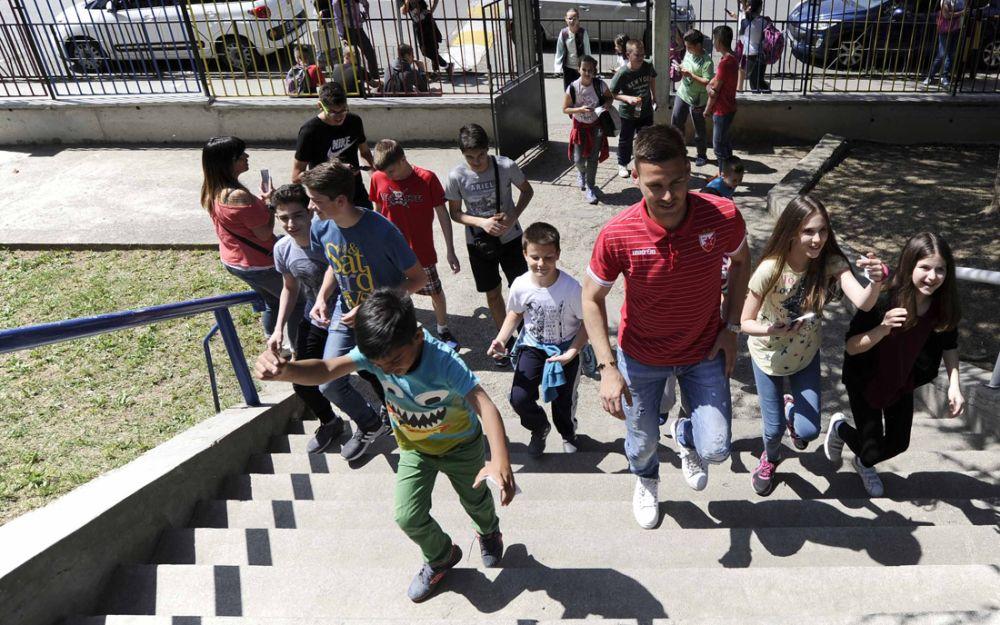 Marko Gobeljić u druženju sa đacima OŠ 'Jovan Jovanović Zmaj