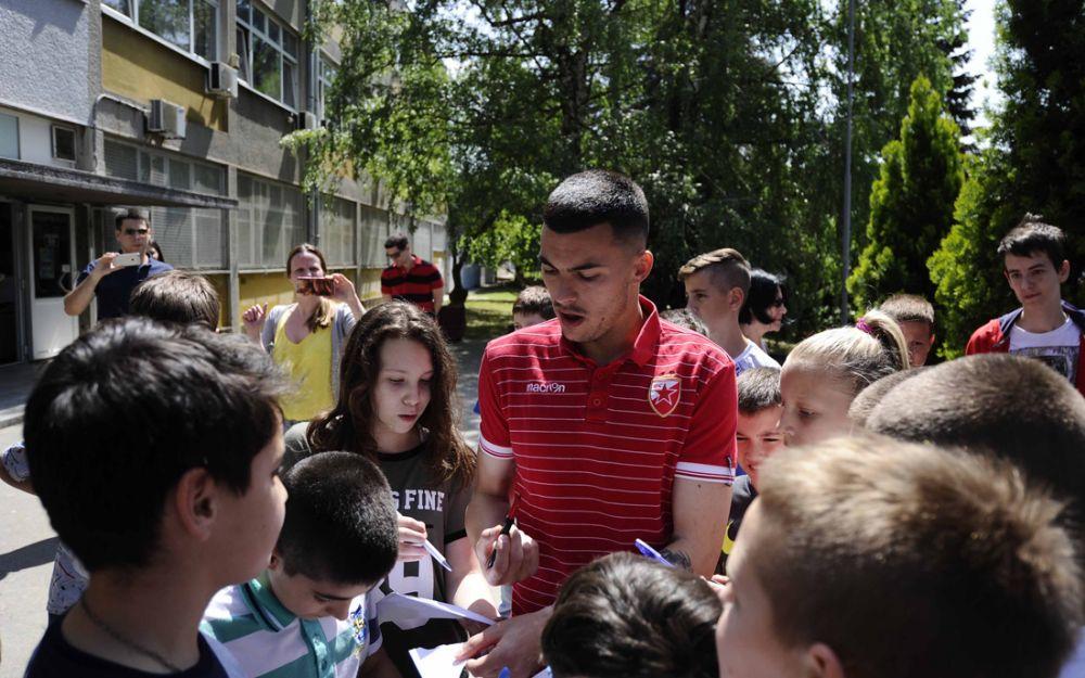 Nemanja Radonjić deli autograme đacima