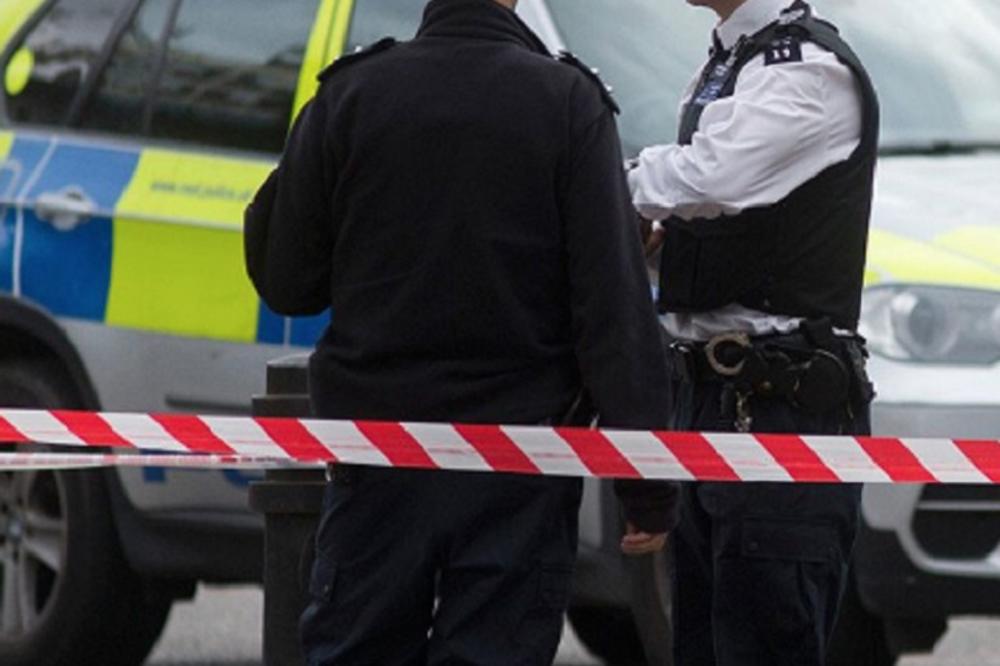 AUTOM ULETEO MEĐU PEŠAKE, IMA POVREĐENIH: Napad u blizini džamije, britanska policija na nogama (FOTO)