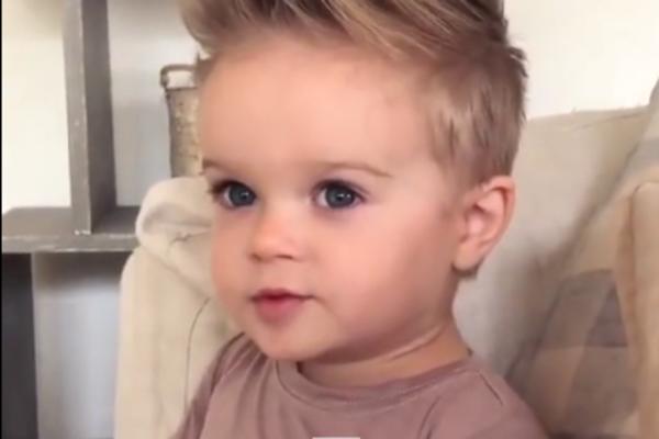 DA LI JE OVO NAJLEPŠI DEČAK NA SVETU?! Plavooki mališan će istopiti vaša srca koliko je meden (VIDEO)