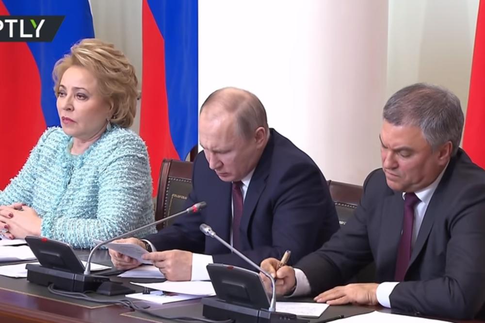 ŠTA SE DEŠAVA SA PUTINOM? Ovaj snimak je ZABRINUO MNOGE, nije mogao da pročita SOPSTVENI RUKOPIS! (VIDEO)